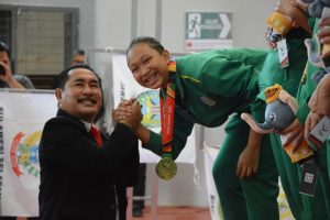 Sekretaris Umum Pengprov PSTI Jawa Timur, Drs. Edi Santoso mengalungkan medali emas kepada Tim regu Putri Jawa Timur.
