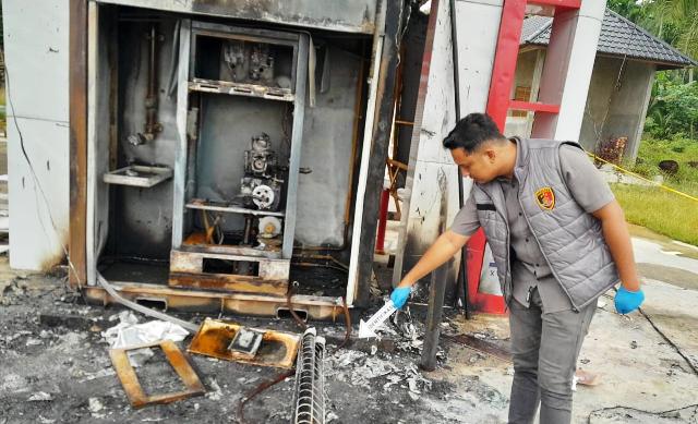 Unit INAFIS Satreskrim Polres Aceh Timur Olah TKP Kebakaran Pertashop di Peureulak Barat