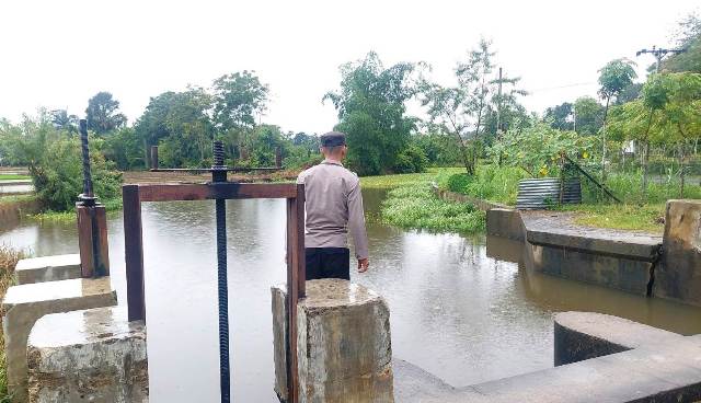 Patroli Wilayah, Personel Polsek Darul Aman, Cek Debit Air Bendungan Irigasi