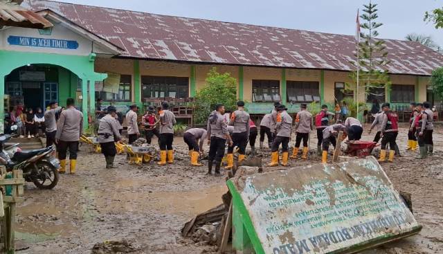 Polri Hadir, Polres Aceh Timur Bersama BKO Brimob Pulihkan Fasilitas Pendidikan di MIN 15 Aceh Timur Pasca Banjir