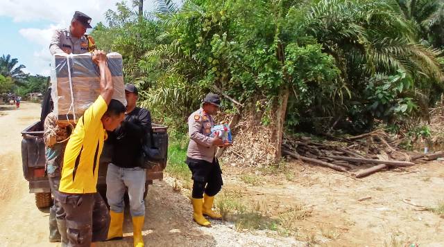 Polsek Ranto Peureulak Salurkan Sumur Bor untuk Warga Terdampak Banjir di Seumanah Jaya