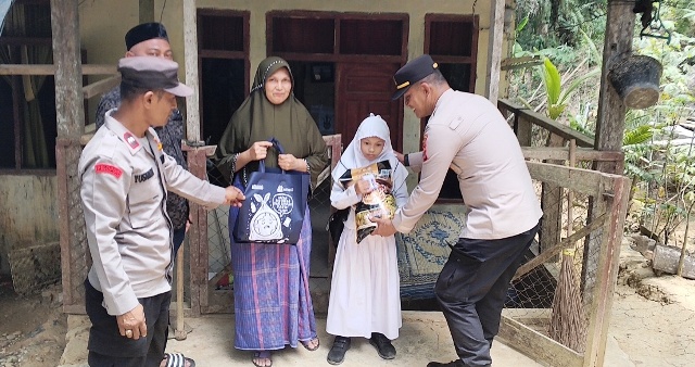 Sentuhan Kemanusiaan Kapolsek Idi Tunong, Salurkan Bantuan untuk Anak Yatim