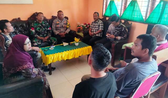 Sinergi Bhabinkamtibmas dan Babinsa Perkuat Stabilitas Wilayah Indra Makmu Lewat Saweu Tokoh