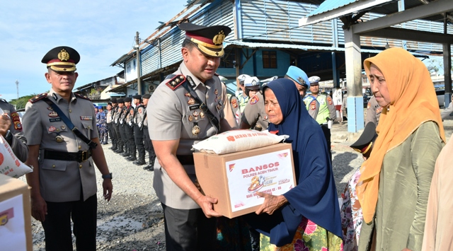 Menyapa Pesisir, Polres Aceh Timur Serahkan Bansos bagi Nelayan pada Hari Bhayangkara Ke-80