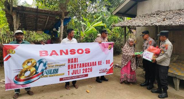 Polri Untuk Masyarakat, HUT Bhayangkara Ke 80, Polsek Julok Sentuh Warga Kurang Mampu Melalui Bansos